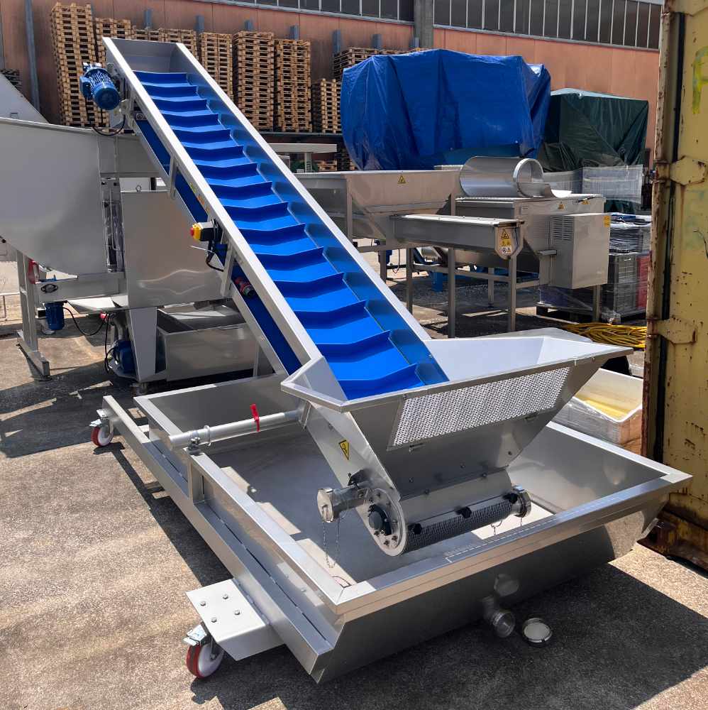 Tapis élévateur avec unité d'égouttage pour le broyage du raisin