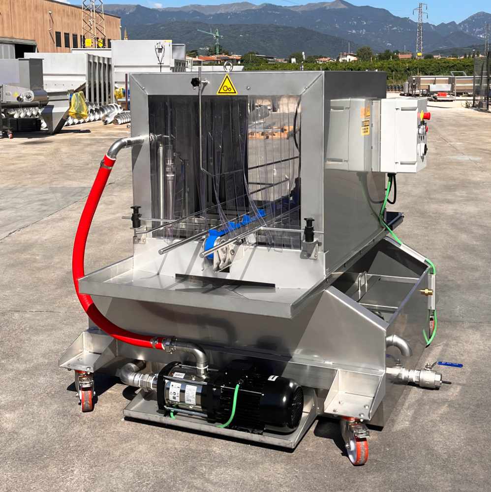 Tunnel de lavage de caisses avec tapis d'alimentation